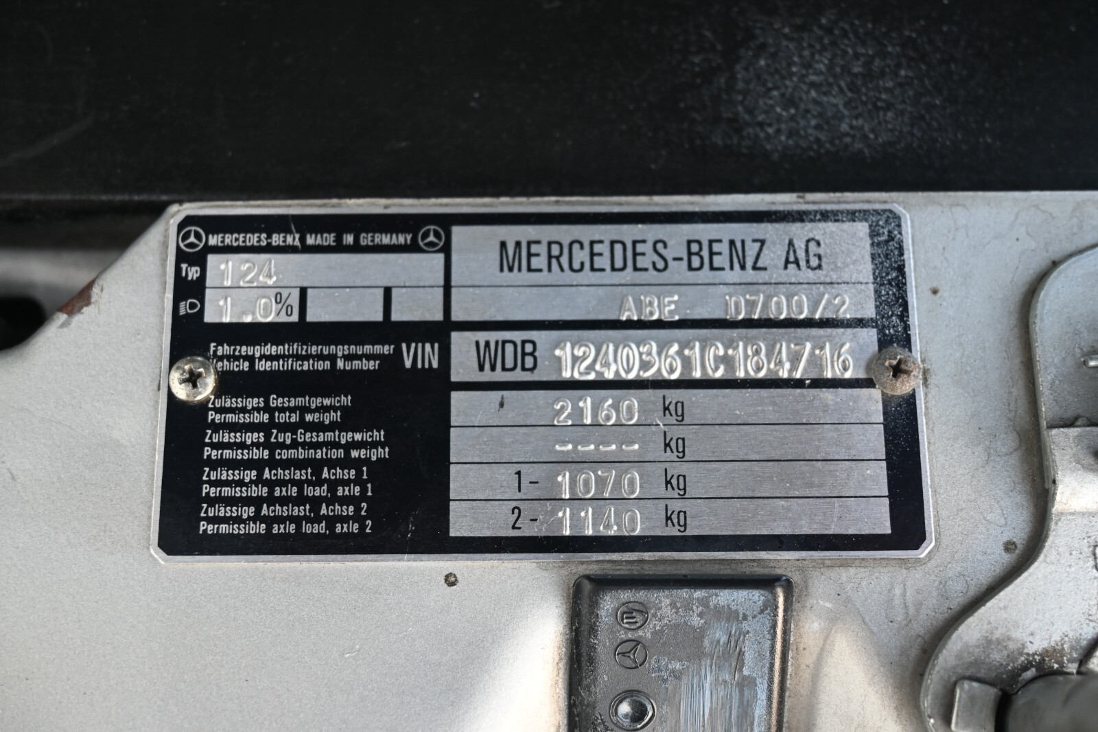 Mercedes-Benz-E-Class-1994-Sedan-35