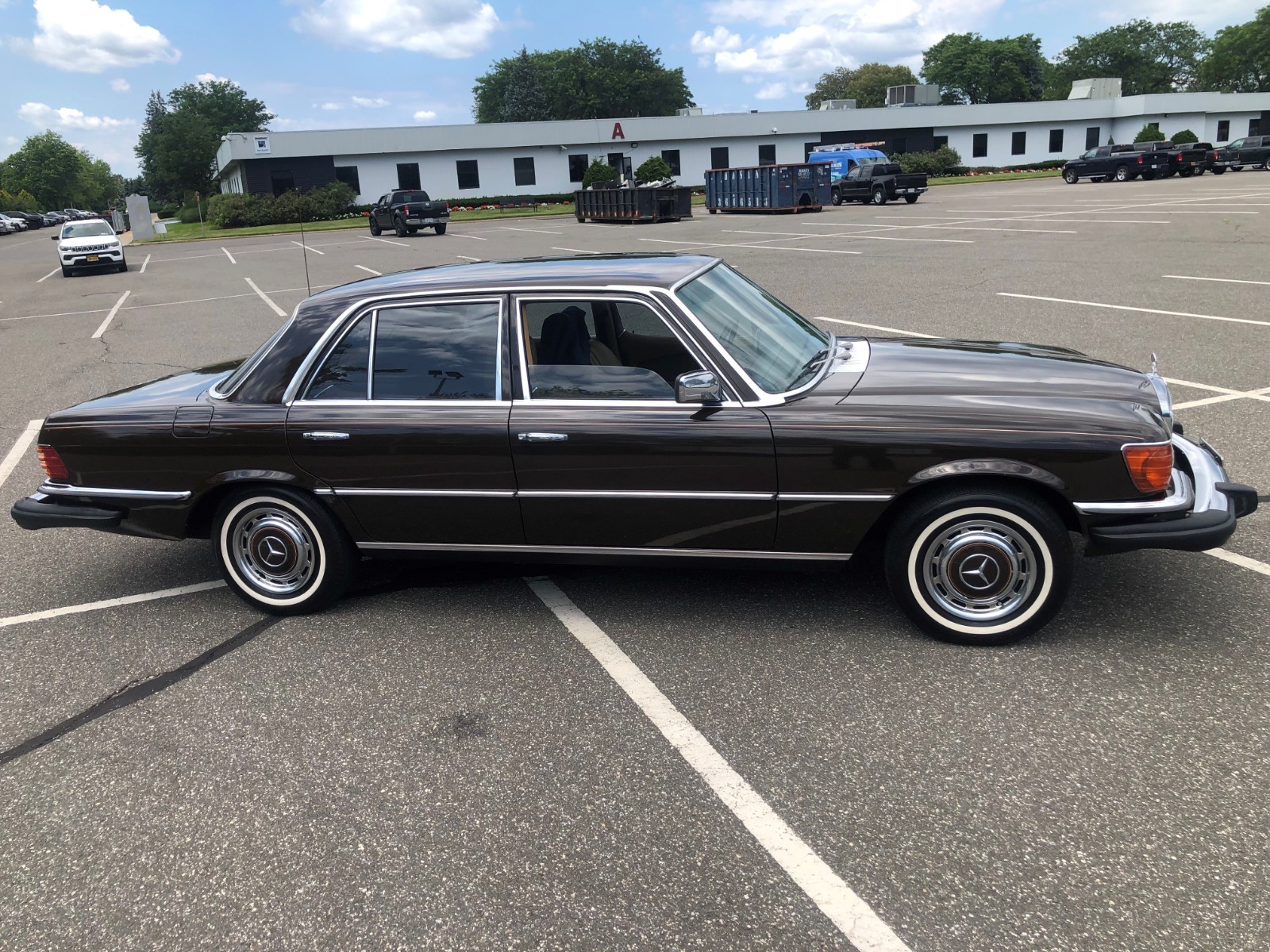 Mercedes-Benz-Other-1975-Sedan-1