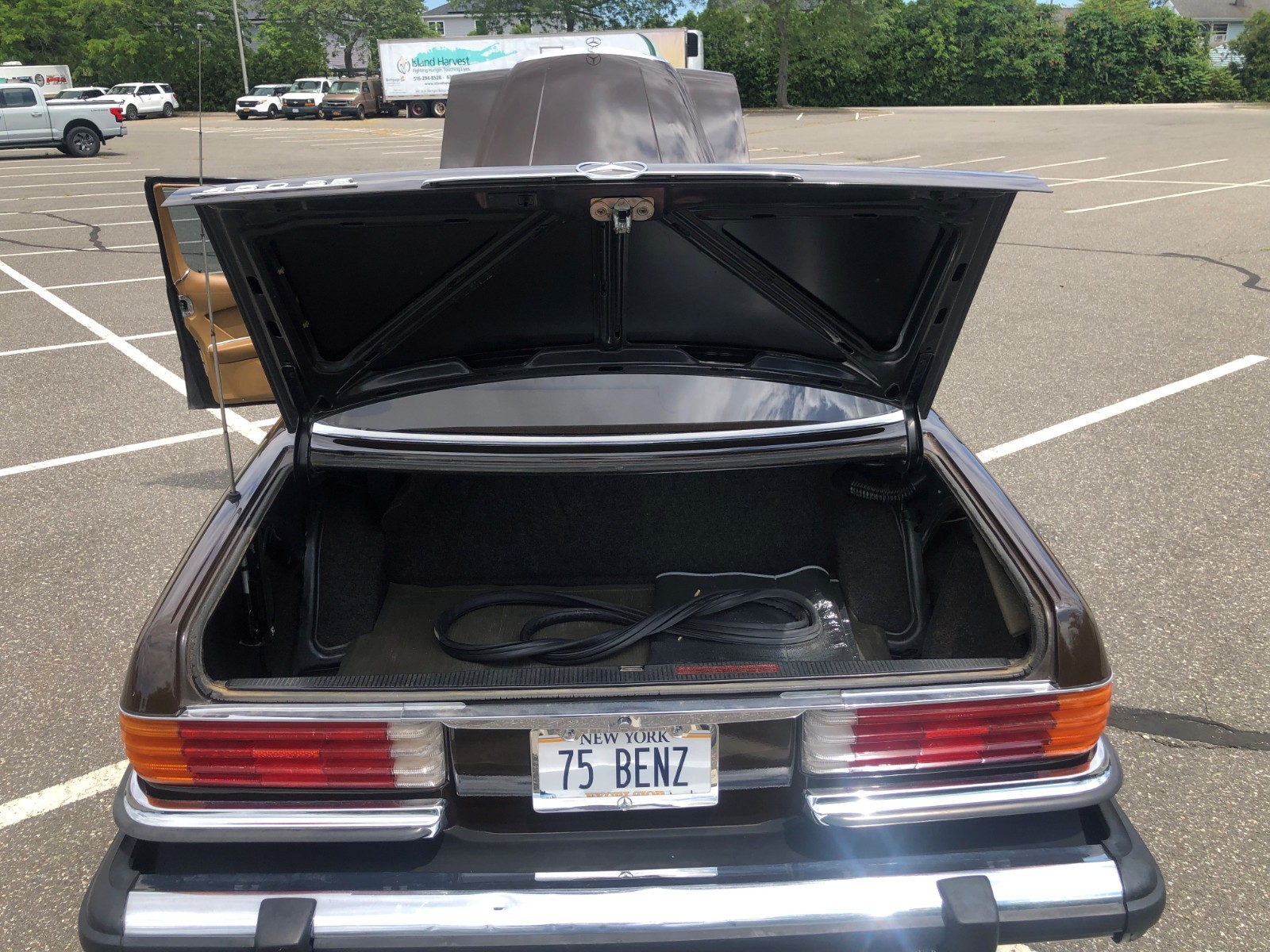 Mercedes-Benz-Other-1975-Sedan-14