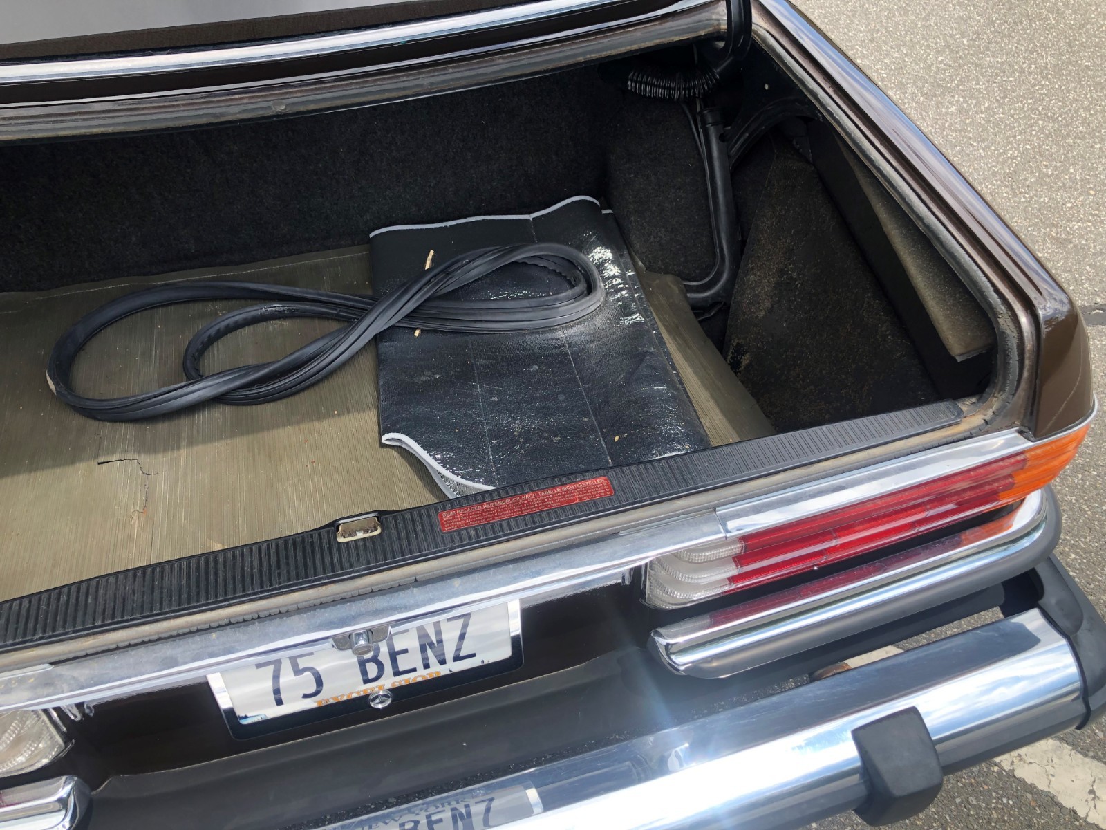 Mercedes-Benz-Other-1975-Sedan-15
