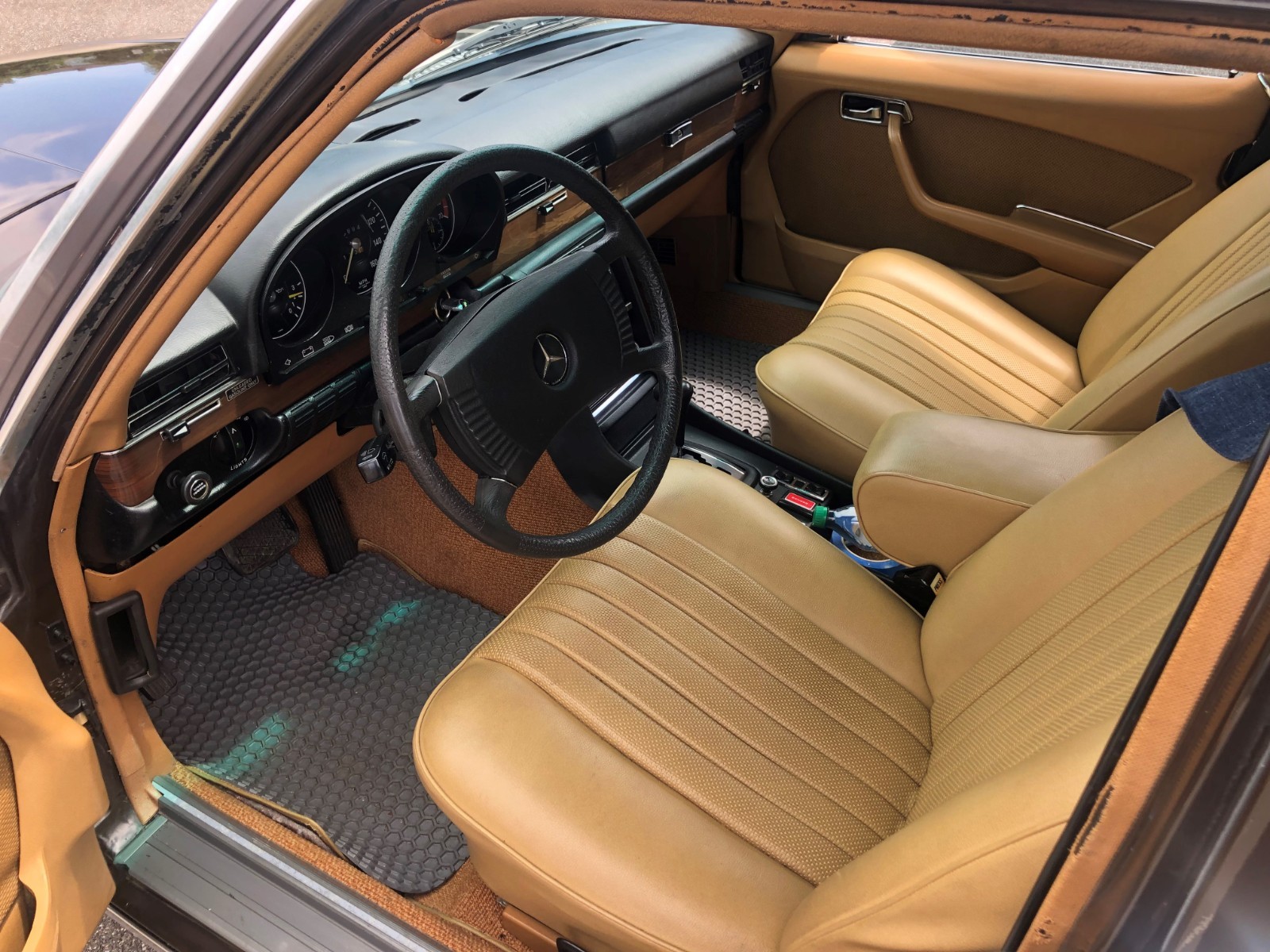 Mercedes-Benz-Other-1975-Sedan-17