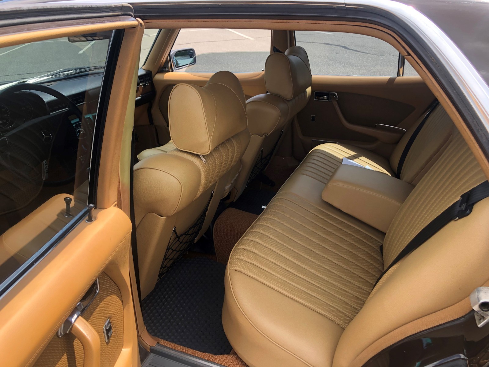 Mercedes-Benz-Other-1975-Sedan-18