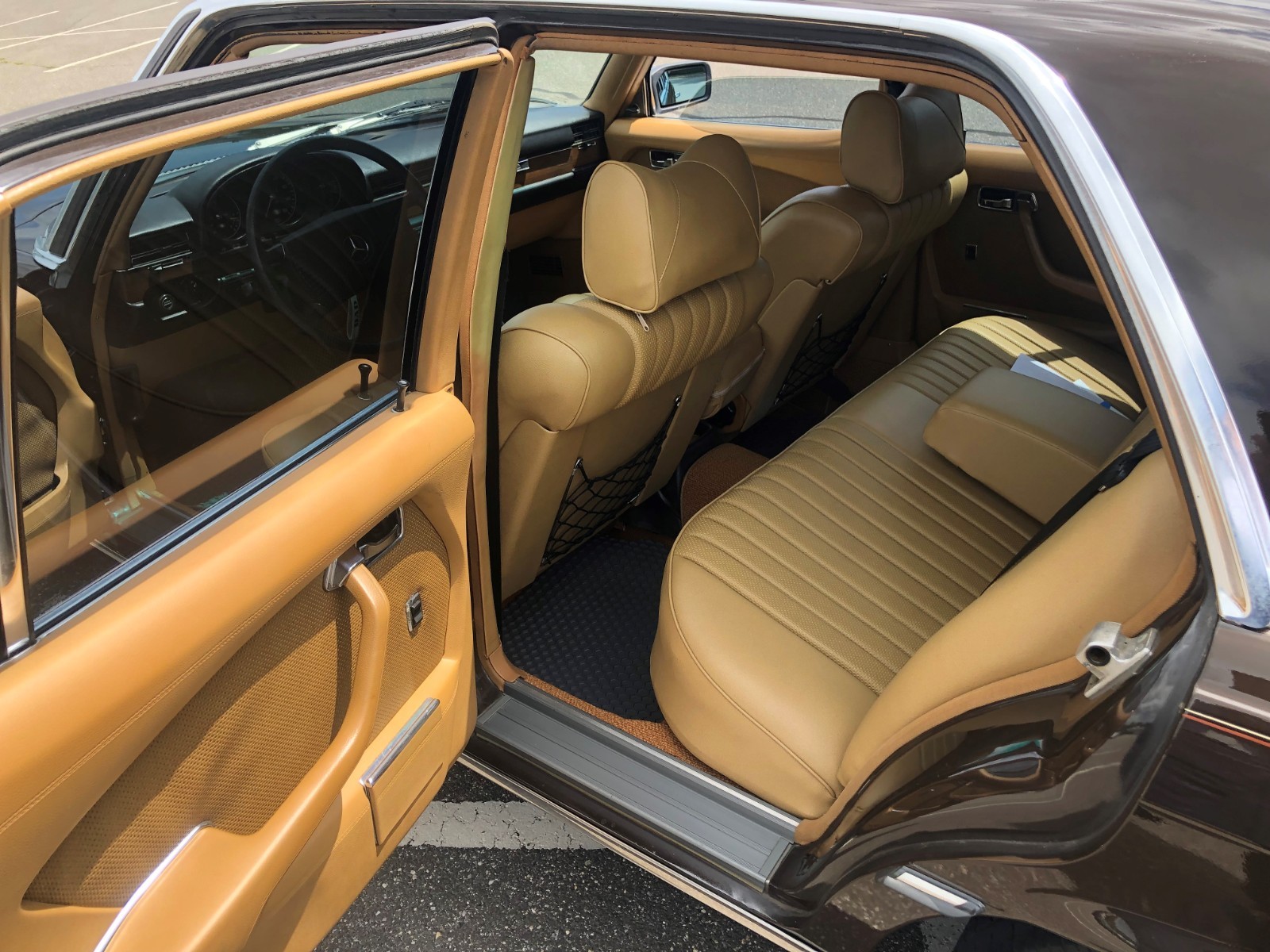 Mercedes-Benz-Other-1975-Sedan-19