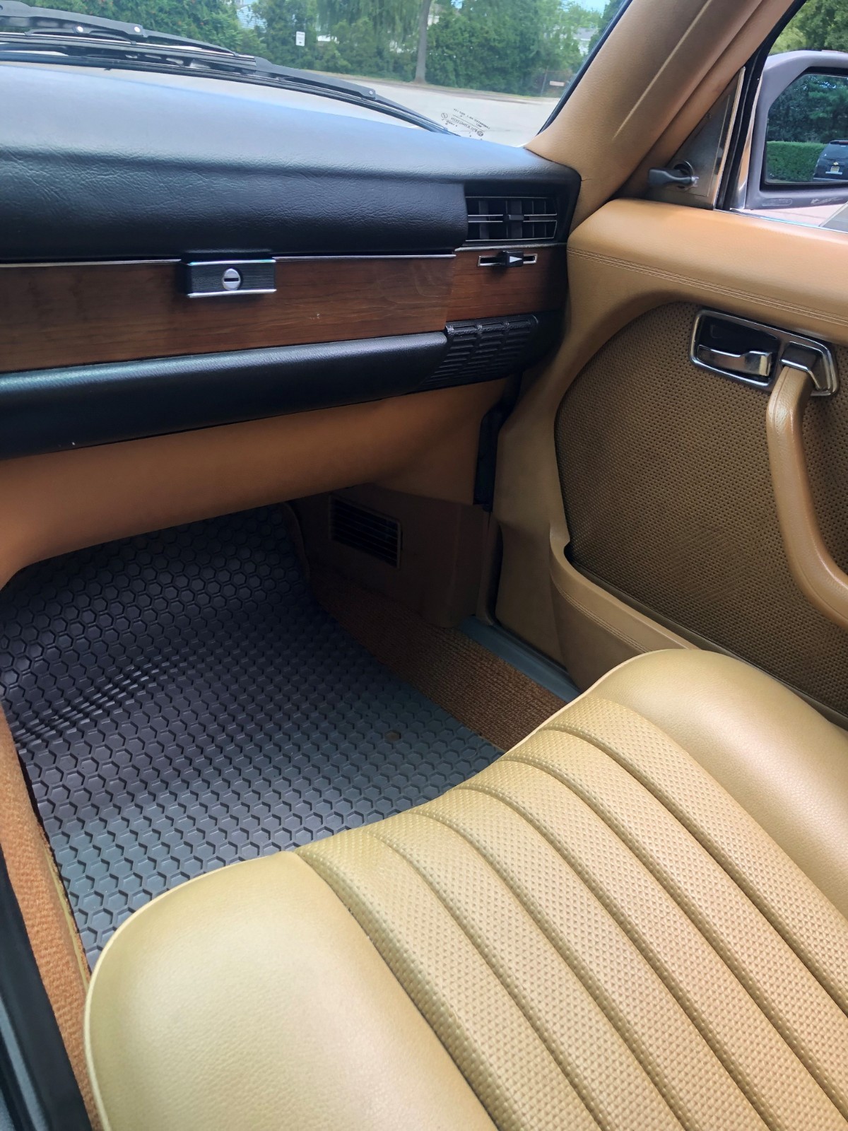 Mercedes-Benz-Other-1975-Sedan-20