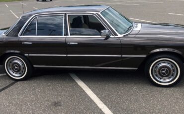Mercedes-Benz-Other-1975-Sedan