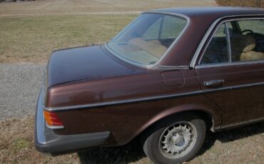 Mercedes-Benz-Other-1982-Sedan-13