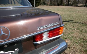 Mercedes-Benz-Other-1982-Sedan-14