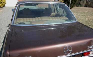 Mercedes-Benz-Other-1982-Sedan-15