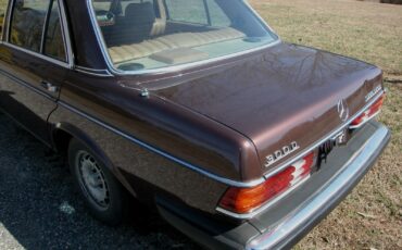 Mercedes-Benz-Other-1982-Sedan-16