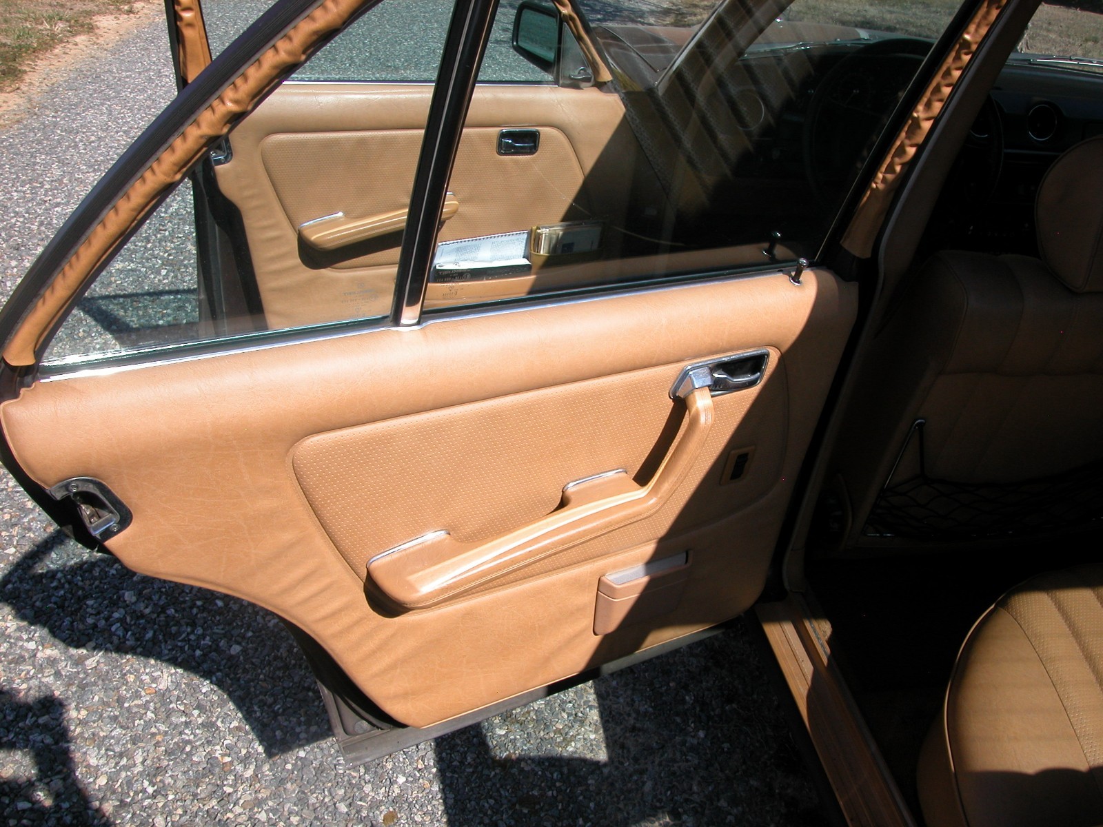 Mercedes-Benz-Other-1982-Sedan-23