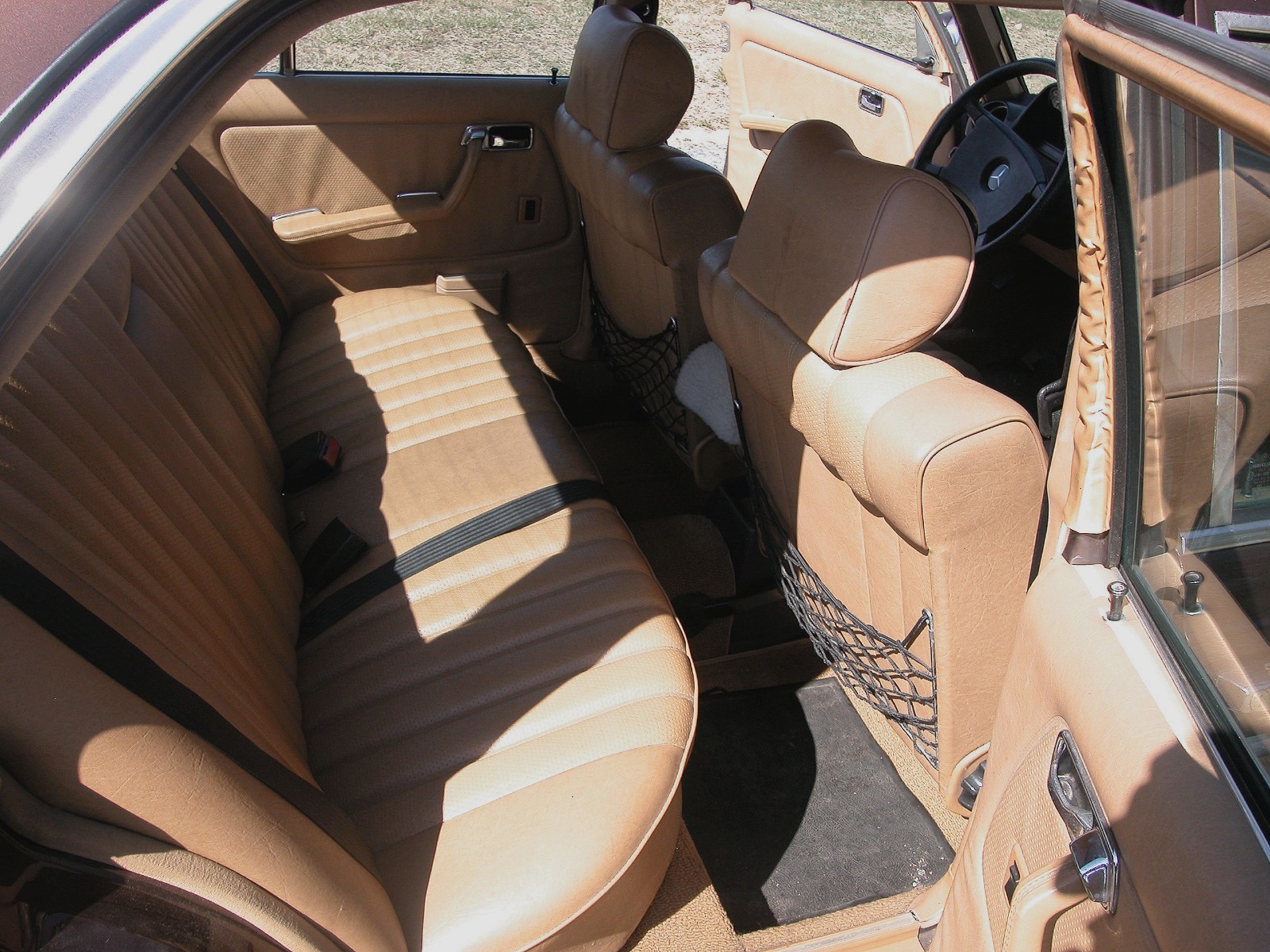 Mercedes-Benz-Other-1982-Sedan-24