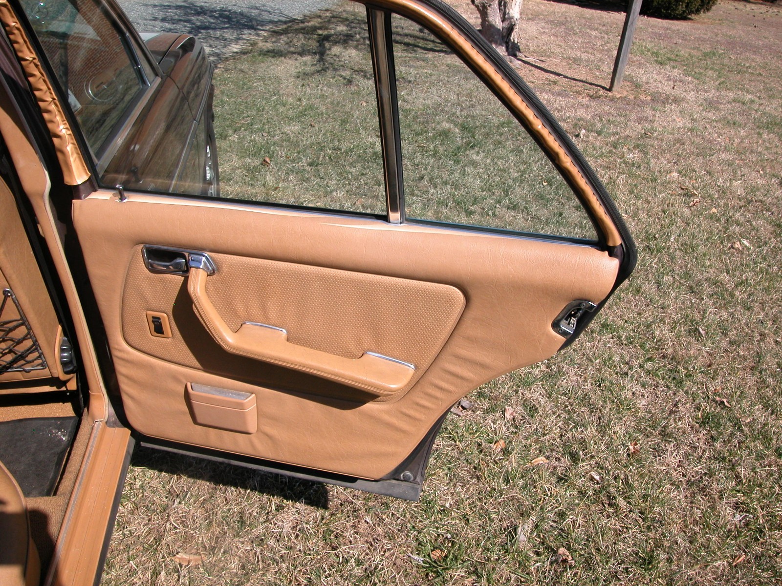 Mercedes-Benz-Other-1982-Sedan-25