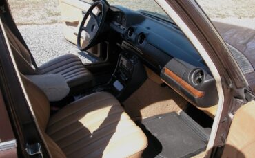 Mercedes-Benz-Other-1982-Sedan-26