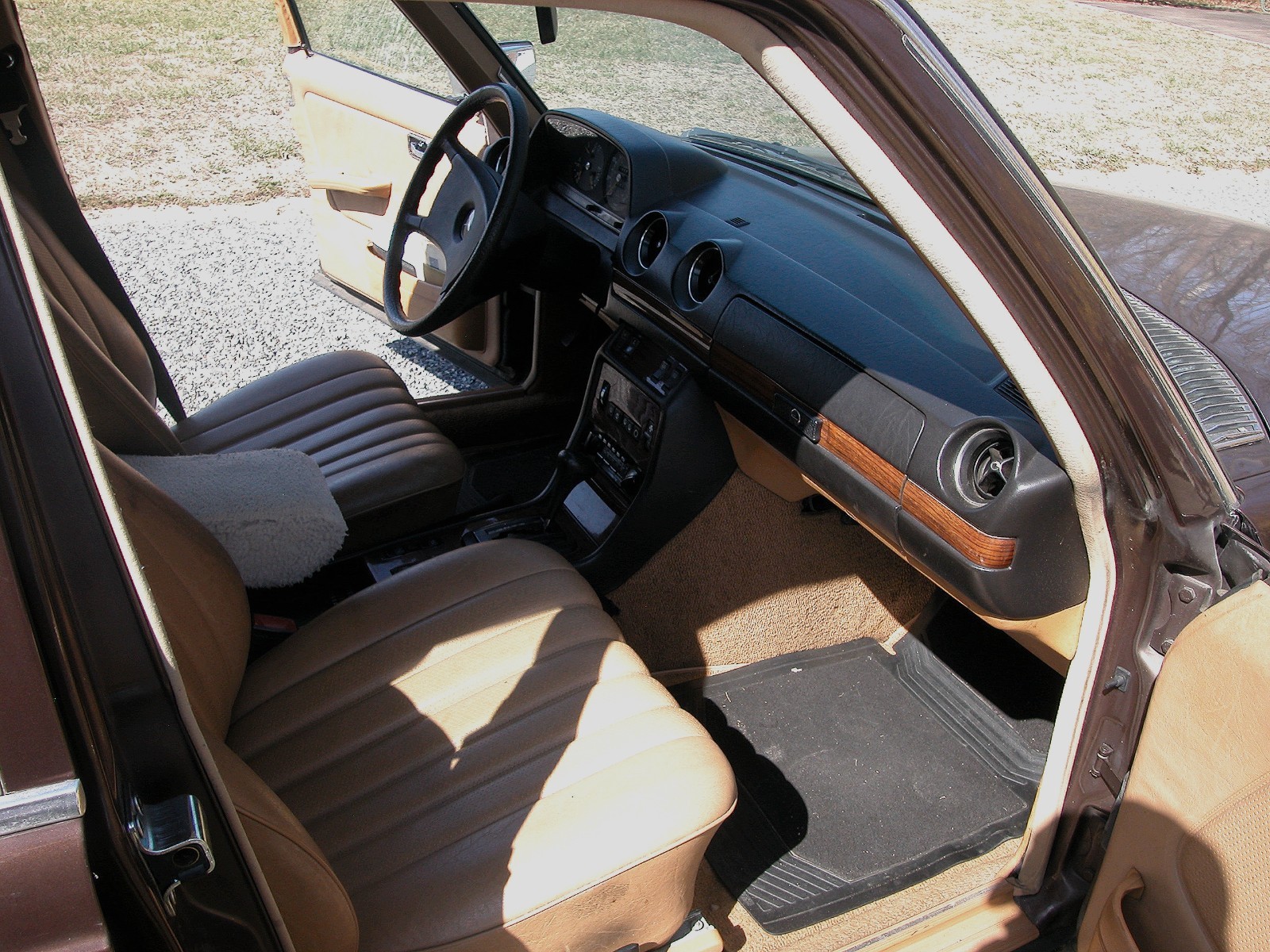 Mercedes-Benz-Other-1982-Sedan-26