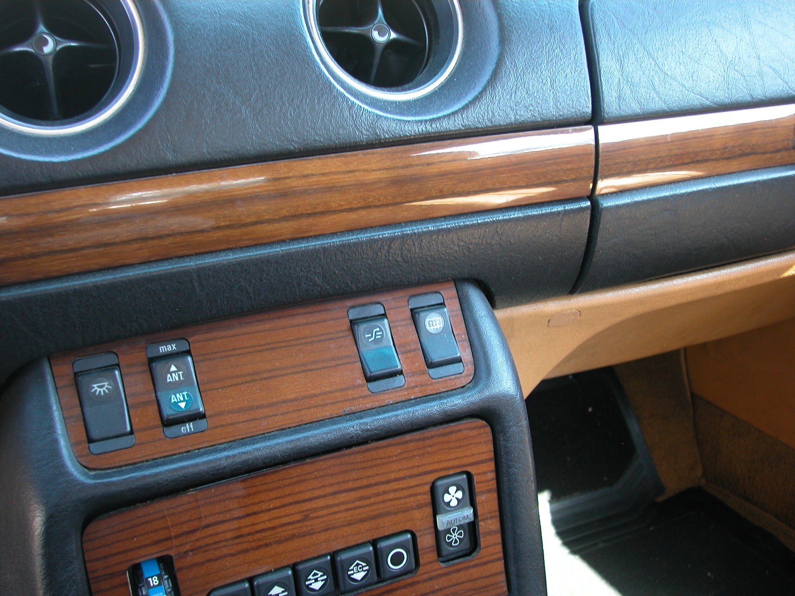 Mercedes-Benz-Other-1982-Sedan-35