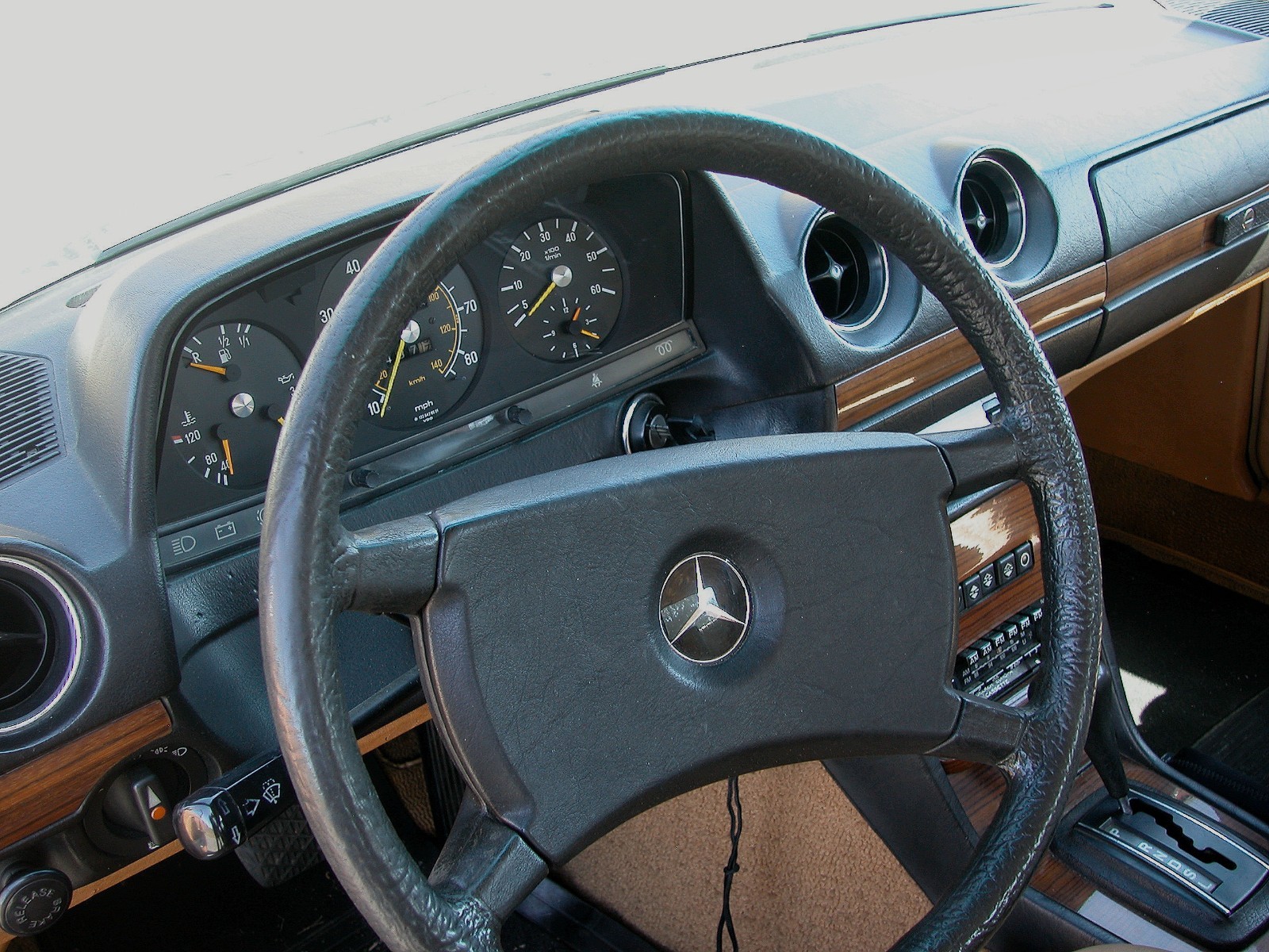 Mercedes-Benz-Other-1982-Sedan-37