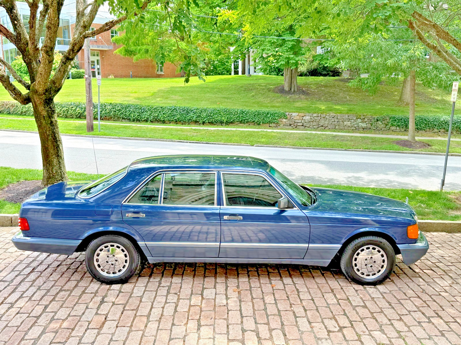 Mercedes-Benz-S-Class-1989-Sedan-2