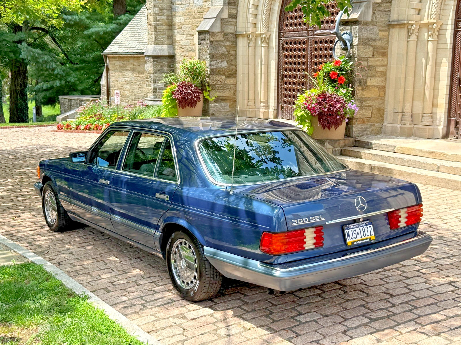 Mercedes-Benz-S-Class-1989-Sedan-9