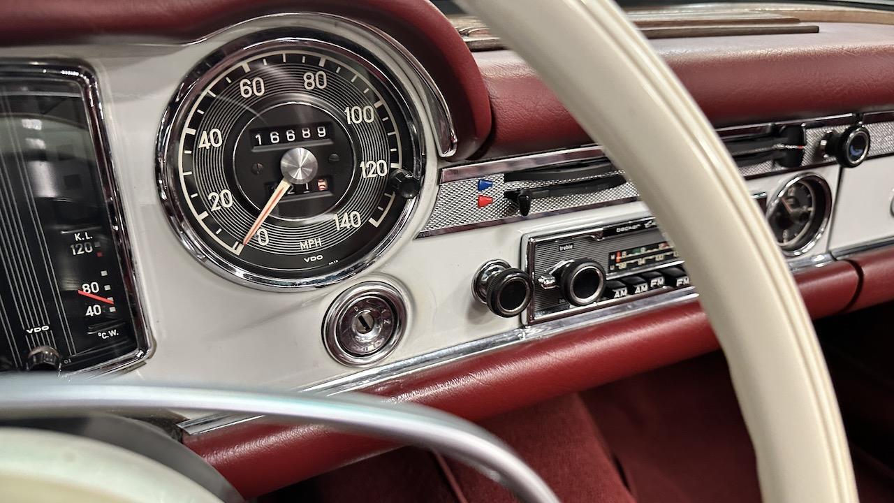 Mercedes-Benz-SL-Class-1968-26