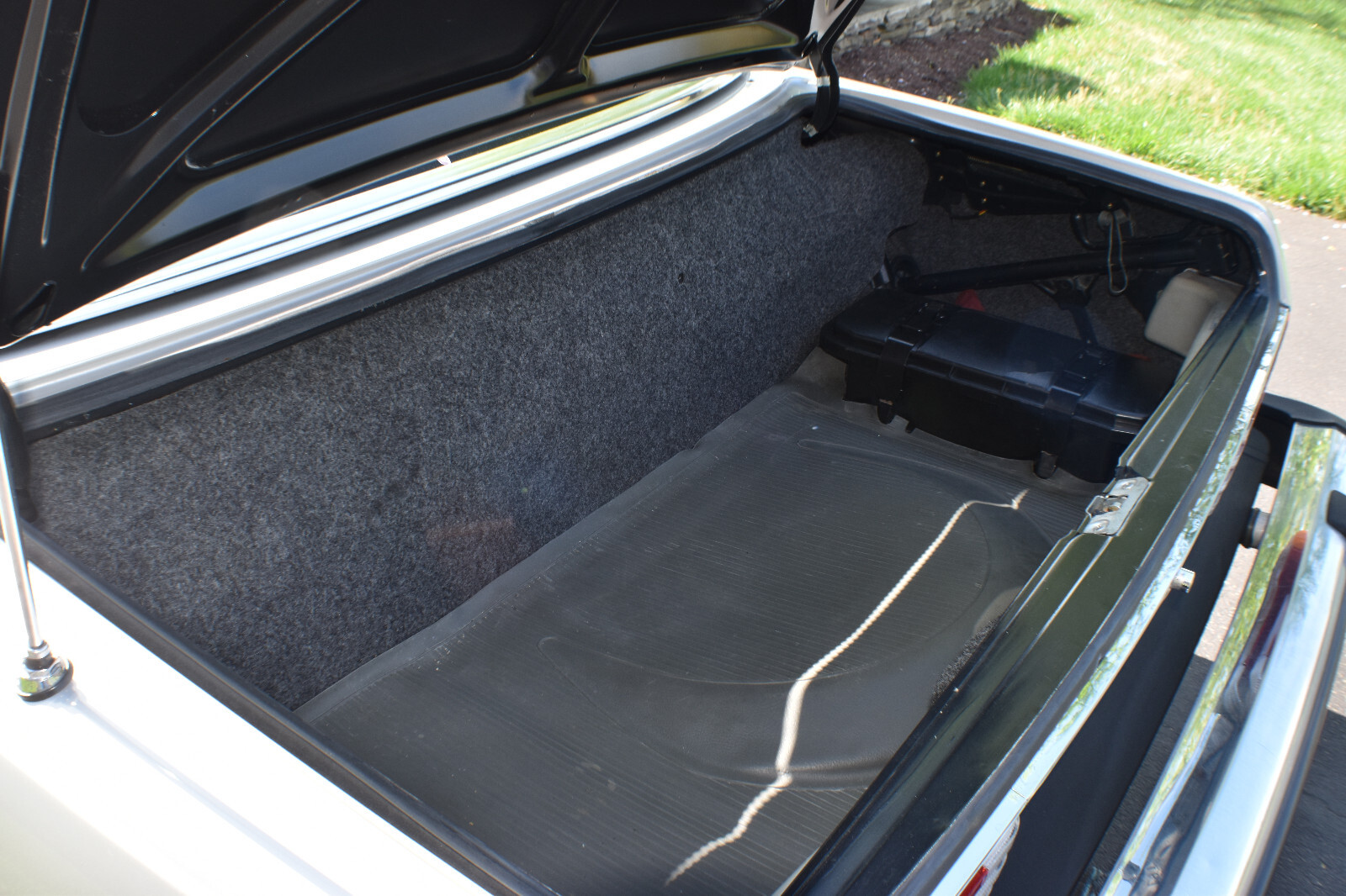 Mercedes-Benz-SL-Class-1976-Convertible-31
