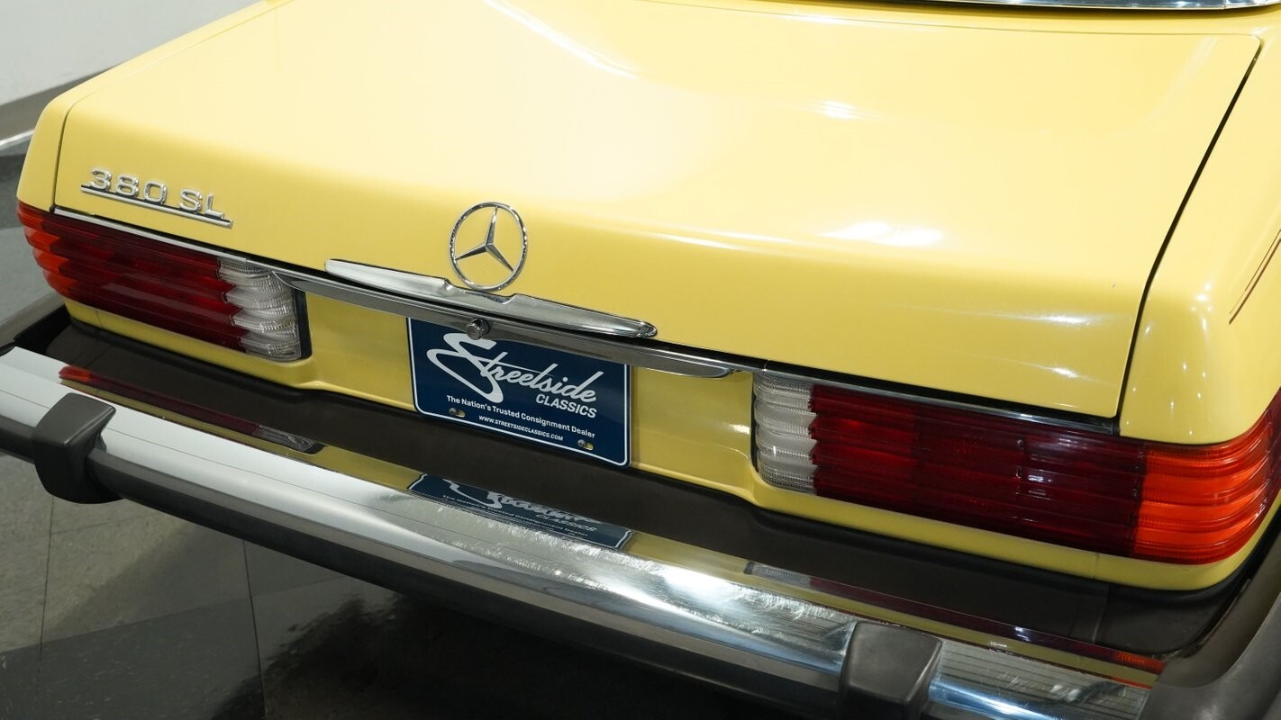 Mercedes-Benz-SL-Class-1982-Convertible-23