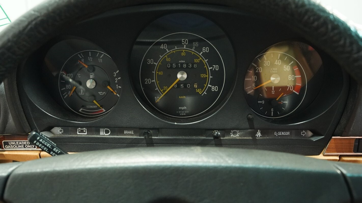 Mercedes-Benz-SL-Class-1982-Convertible-33