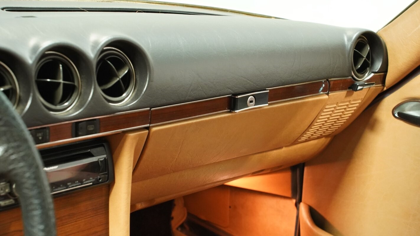 Mercedes-Benz-SL-Class-1982-Convertible-35