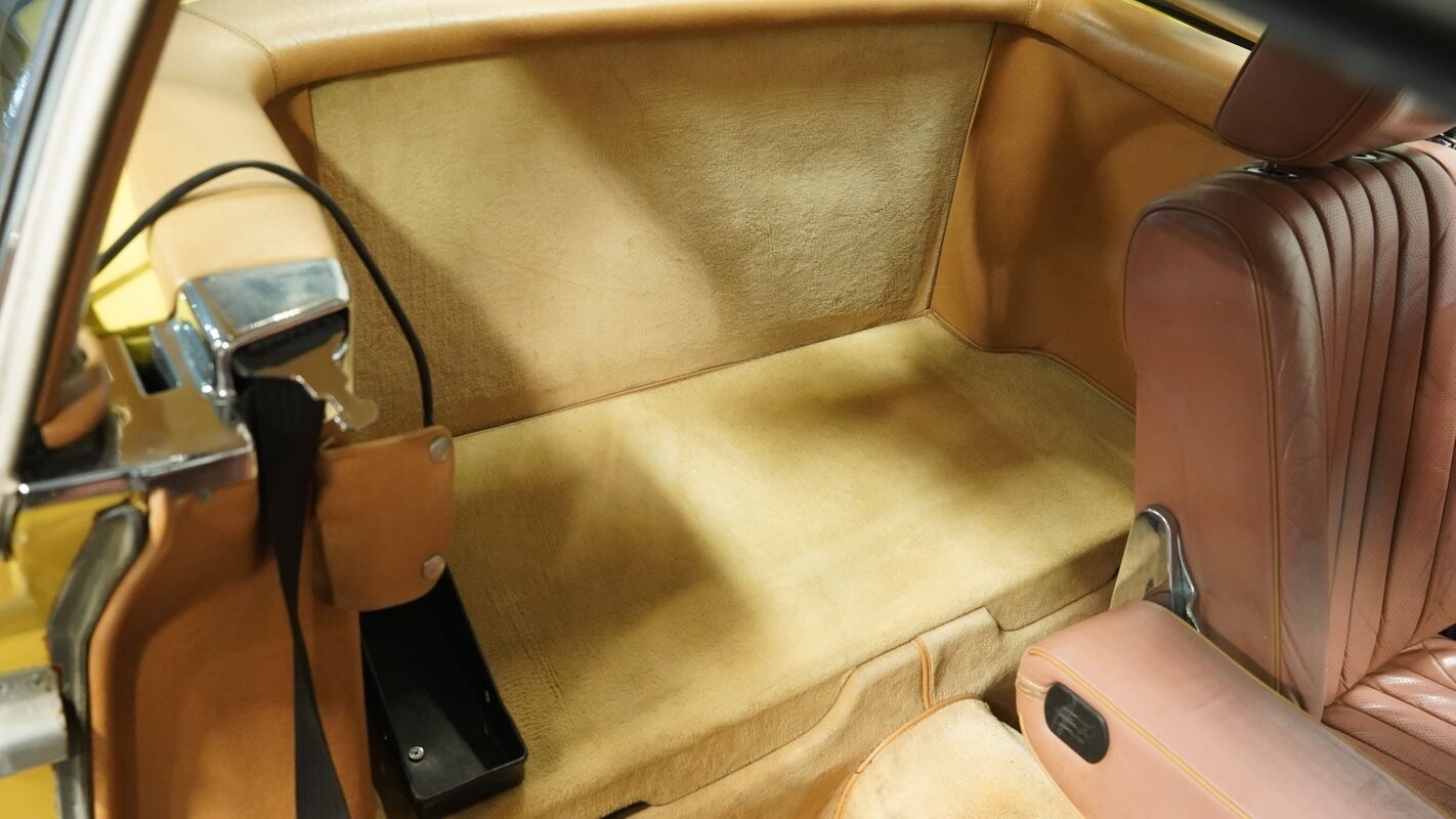 Mercedes-Benz-SL-Class-1982-Convertible-39
