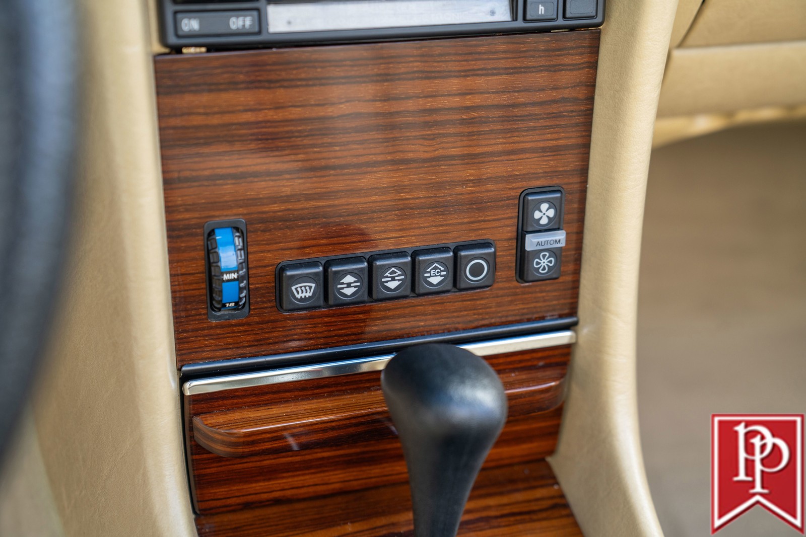 Mercedes-Benz-SL-Class-1983-Roadster-25