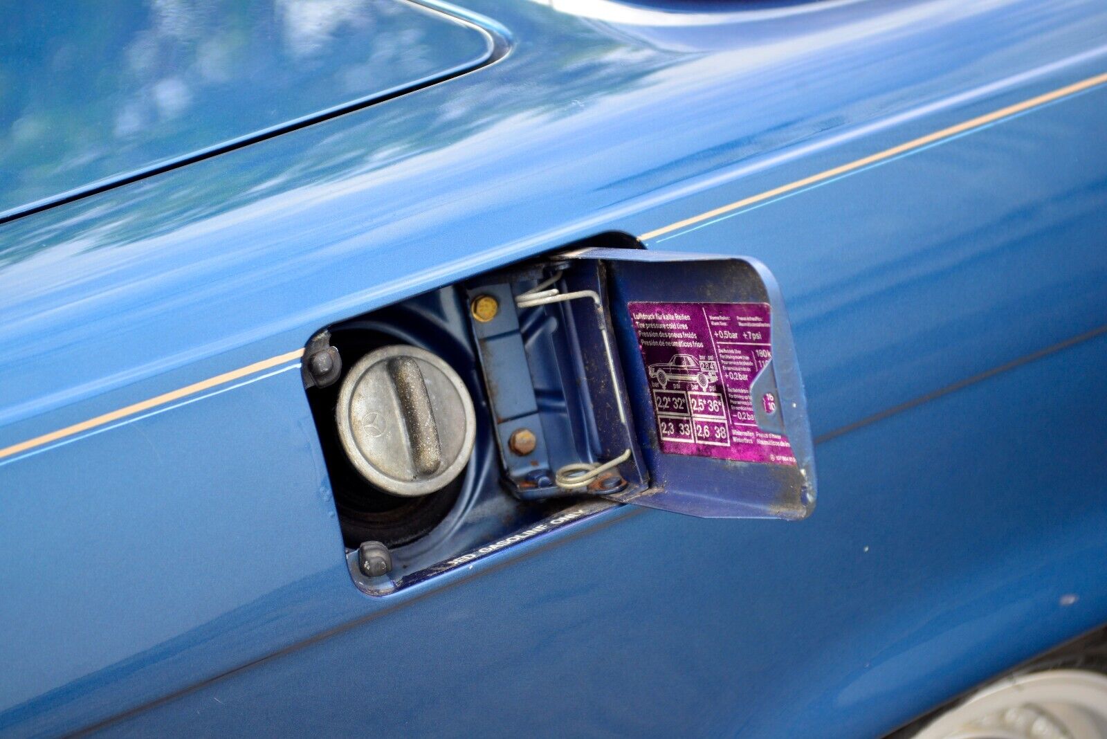 Mercedes-Benz-SL-Class-1984-Convertible-39