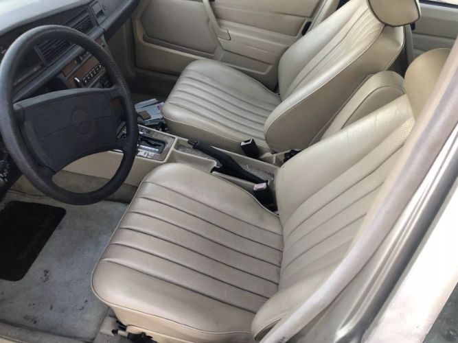 Mercedes-benz-190e-1989-3
