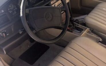 Mercedes-benz-190e-1989-4