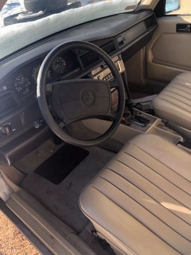 Mercedes-benz-190e-1989-4