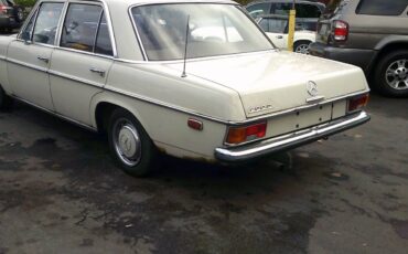 Mercedes-benz-200d-4-door-diesel-1972-1