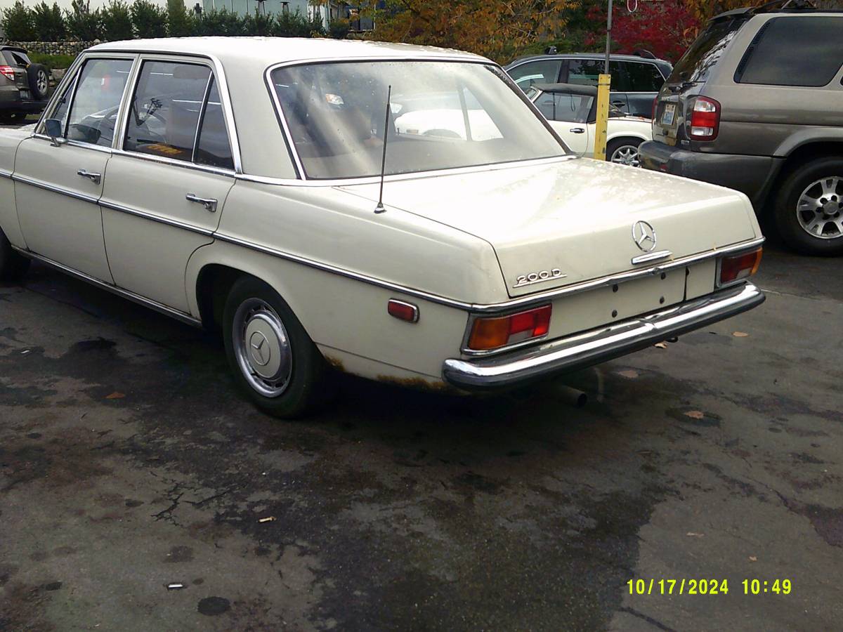 Mercedes-benz-200d-4-door-diesel-1972-1