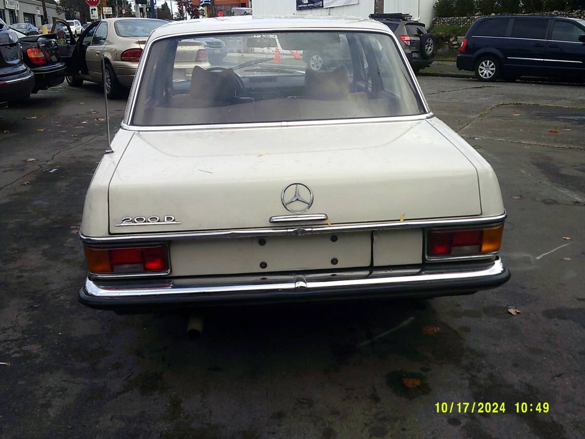 Mercedes-benz-200d-4-door-diesel-1972-2