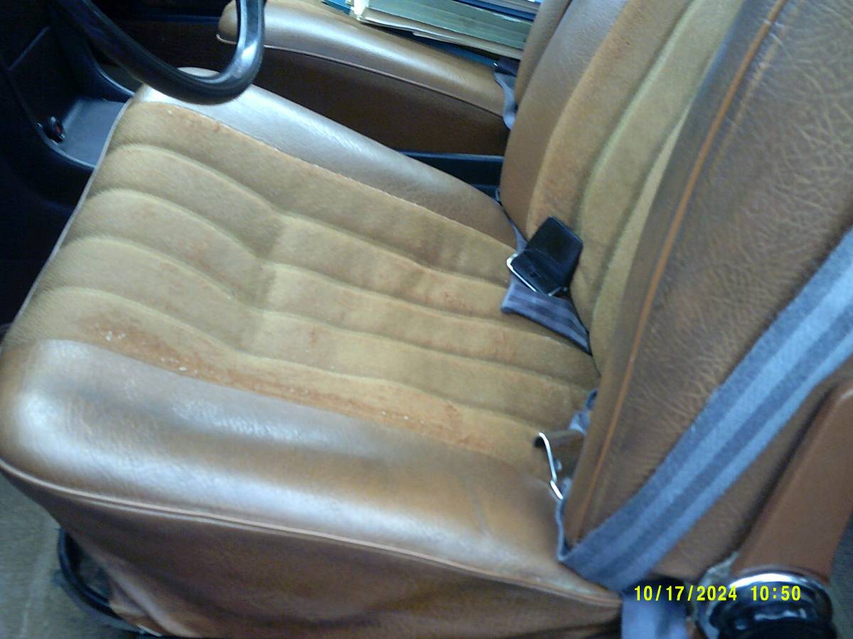 Mercedes-benz-200d-4-door-diesel-1972-3