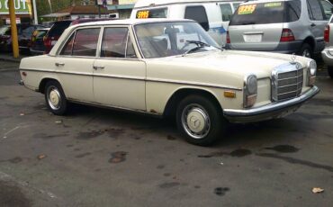 Mercedes-benz-200d-4-door-diesel-1972-4