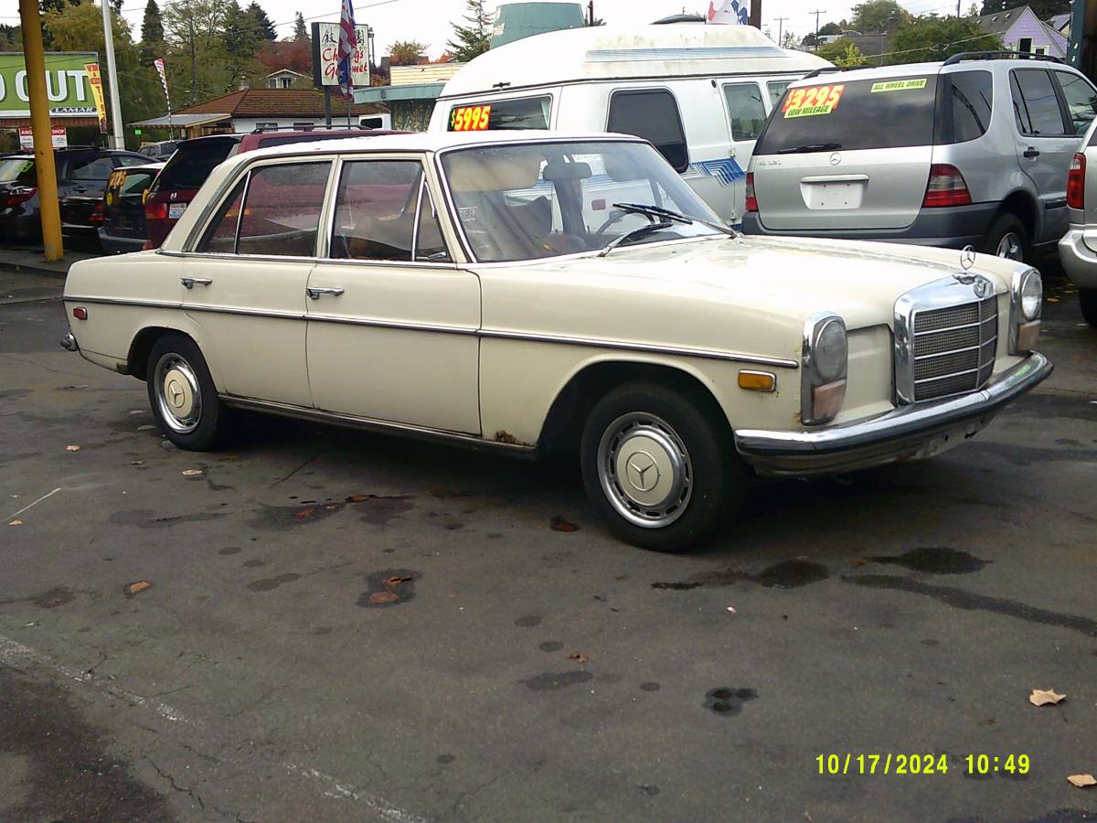 Mercedes-benz-200d-4-door-diesel-1972-4