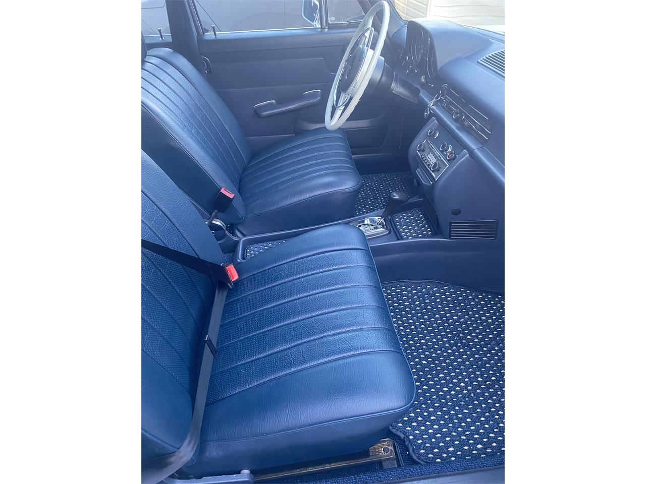 Mercedes-benz-220-1971-Papyrus-White-Blue-Code-345-33