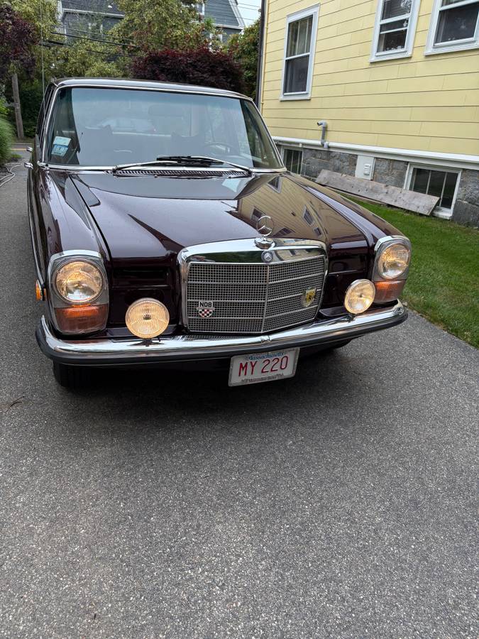 Mercedes-benz-220-sedan-1971-brown-1