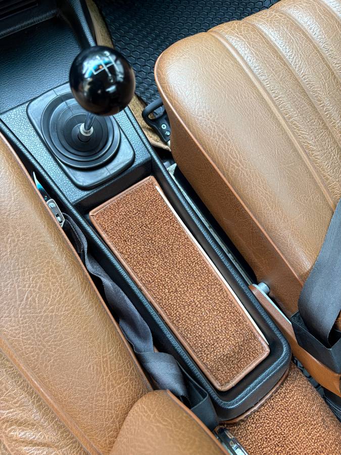 Mercedes-benz-220-sedan-1971-brown-10