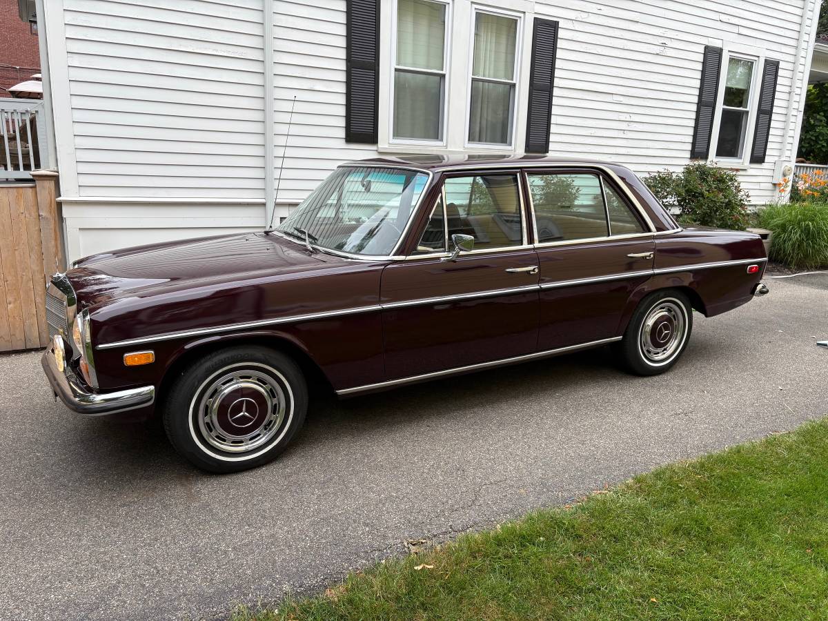 Mercedes-benz-220-sedan-1971-brown