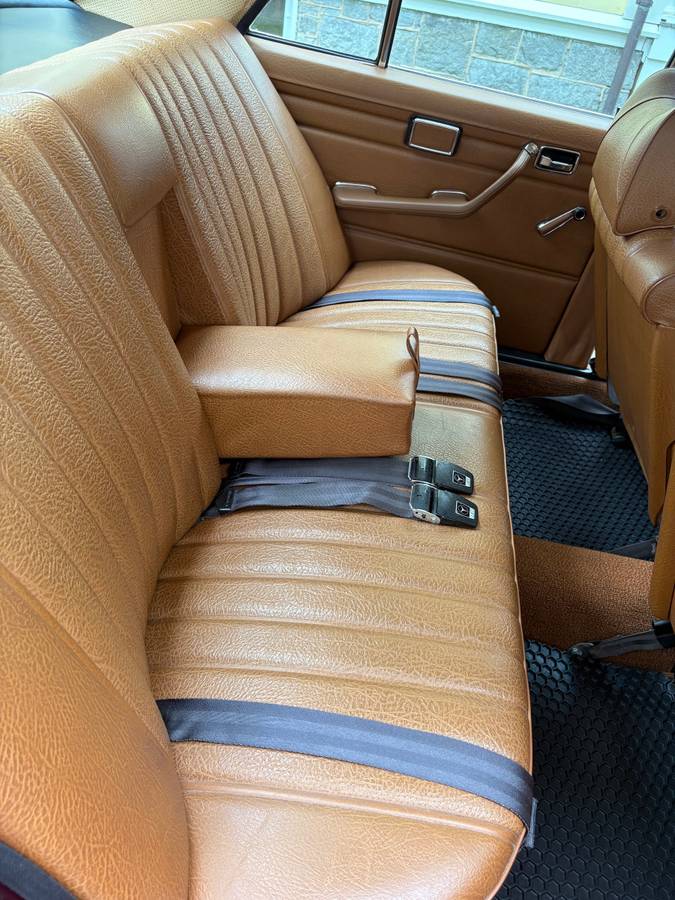 Mercedes-benz-220-sedan-1971-brown-4