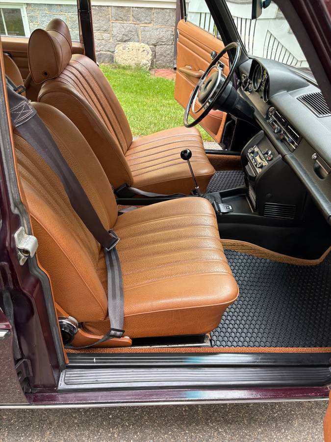 Mercedes-benz-220-sedan-1971-brown-6