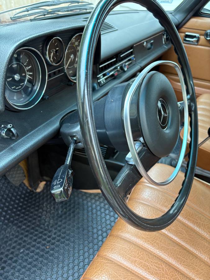 Mercedes-benz-220-sedan-1971-brown-8