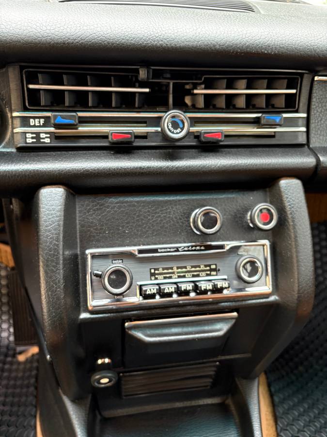 Mercedes-benz-220-sedan-1971-brown-9