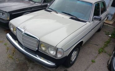 Mercedes-benz-240d-1980-Gray-17