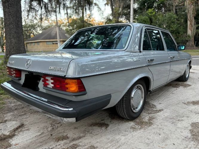 Mercedes-benz-240d-1983-Gray-1