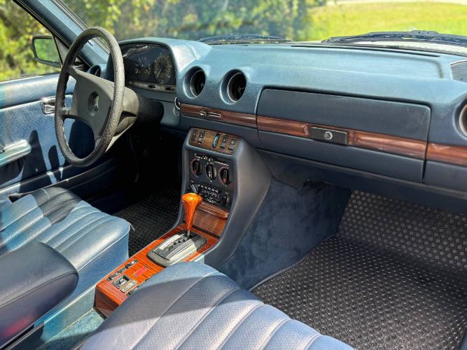 Mercedes-benz-240d-1983-Gray-11